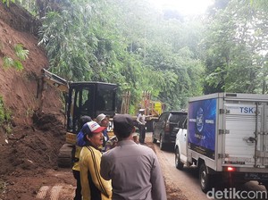 Tebing 10 Meter Longsor di Salawu, Jalur Tasik-Garut Tersendat