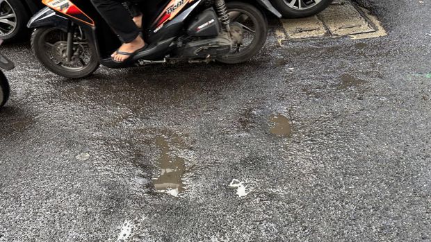 Lubang di Jalan Gatot Subroto, Jaksel