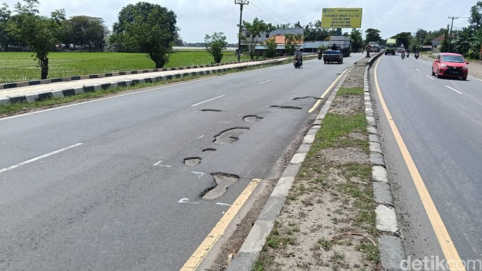 Lubang di jalan pantura Indramayu.