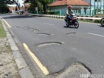 Potret Kerusakan Jalan Pantura Indramayu yang Bahayakan Pengendara