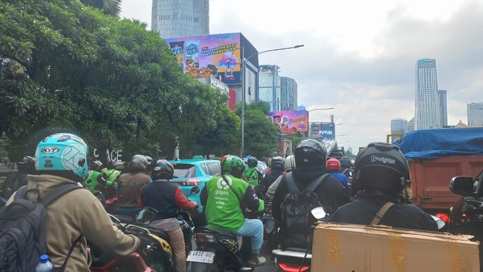 Truk Mogok Bikin Macet Parah di Jl Gatot Subroto Arah Semanggi