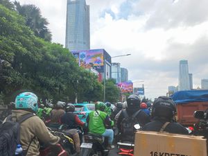 Truk Mogok Bikin Macet Parah di Jl Gatot Subroto Arah Semanggi
