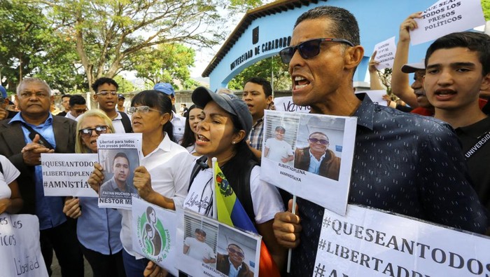 Mahasiswa menggelar aksi unjuk rasa di Universitas Carabobo, Valencia, Venezuela, Selasa (4/2/2026), menuntut pembebasan sejumlah tahanan politik. Dalam aksi tersebut, para demonstran membawa spanduk dan foto anggota keluarga yang dipenjara sebagai bentuk protes serta seruan kepada pemerintah sementara agar menepati janji pembebasan tahanan. REUTERS/Juan Carlos Hernandez
