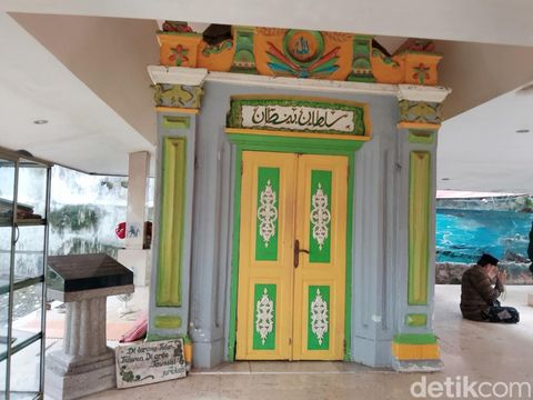 Makam Sunan Boto Putih di Dalam Kompleks Makam Kuno Pegirian Makam Sunan Boto Putih di Dalam Kompleks Makam Kuno Pegirian