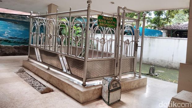 Makam Sunan Boto Putih di Dalam Kompleks Makam Kuno Pegirian Makam Sunan Boto Putih di Dalam Kompleks Makam Kuno Pegirian