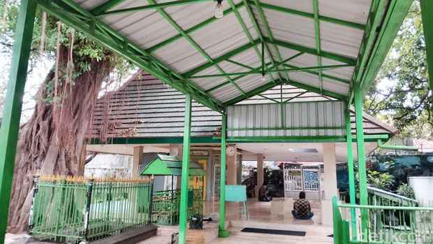 Makam Sunan Boto Putih di Dalam Kompleks Makam Kuno Pegirian Makam Sunan Boto Putih di Dalam Kompleks Makam Kuno Pegirian