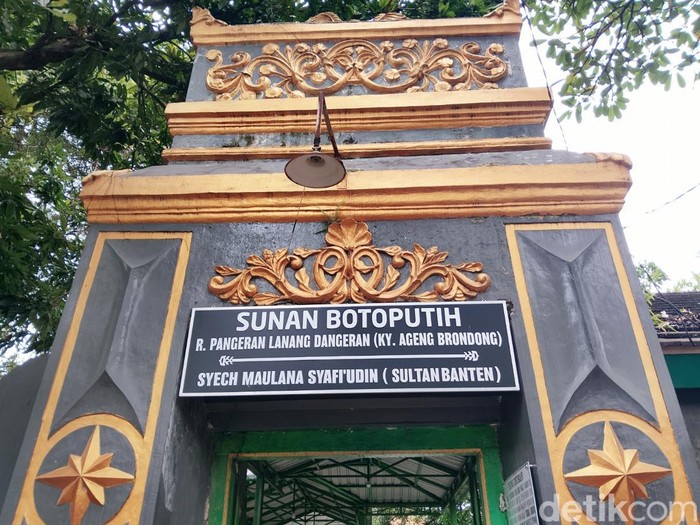 Makam Sunan Boto Putih di Dalam Kompleks Makam Kuno Pegirian