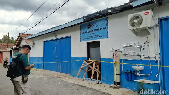 Kondisi dapur SPPG Krajan, Kecamatan Pekuncen, Kabupaten Banyumas dipasang garis polisi usai mesin pengering ompreng meledak, Kamis (5/2/2026).