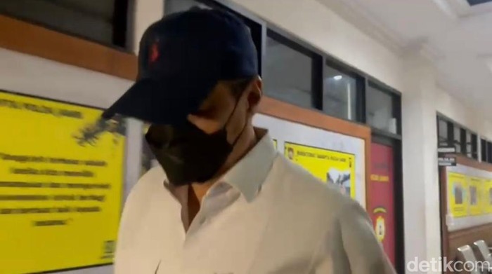 Mantan Kadisdik Jambi, Varial Adhi usai diperiksa di Polda Jambi terkait kasus korupsi DAK alat praktik SMK