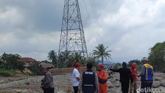 Menara SUTT di Adisana yang terdampak banjir.