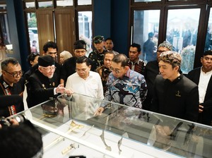 Resmikan Pameran Jejak Pajajaran, Menbud Dorong Pelestarian Budaya Sunda