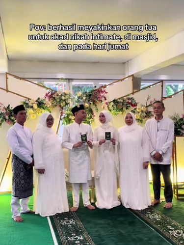 menikah di masjid Pasangan ini sukses yakinkan orang tua demi akad nikah intimate di masjid yang khidmat. Suasana pernikahan tersebut langsung viral di TikTok.
