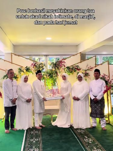 menikah di masjid Pasangan ini sukses yakinkan orang tua demi akad nikah intimate di masjid yang khidmat. Suasana pernikahan tersebut langsung viral di TikTok.
