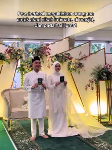 menikah di masjid Pasangan ini sukses yakinkan orang tua demi akad nikah intimate di masjid yang khidmat. Suasana pernikahan tersebut langsung viral di TikTok.
