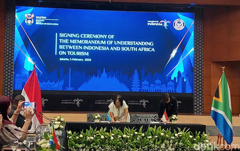 Menteri Pariwisata Widiyanti Putri bersama dengan Menteri Pariwisata Afrika Selatan Patricia de Lille