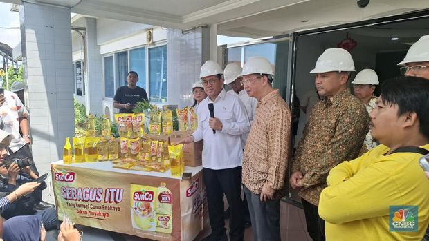 Menteri Perdagangan Budi Santoso saat memberikan keterangan pers di pabrik Mikie Oleo Nabati Industri, Kamis (5/2/2026). (CNBC Indonesia/Chandra Dwi Pranata)