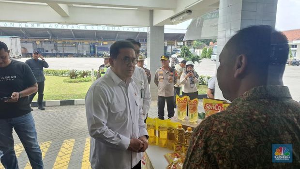 Menteri Perdagangan Budi Santoso saat memberikan keterangan pers di pabrik Mikie Oleo Nabati Industri, Kamis (5/2/2026). (CNBC Indonesia/Chandra Dwi Pranata)