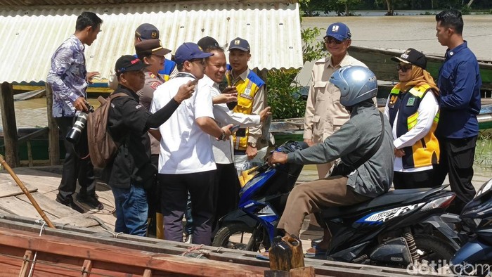 Menteri PU saat mendatangi langsung Lampung Timur, lokasi siswa naik getek ke sekolah.