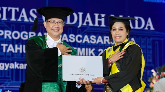 Dari Papua ke Jogja, Merlins Jadi Lulusan Tercepat Dokter Spesialis UGM