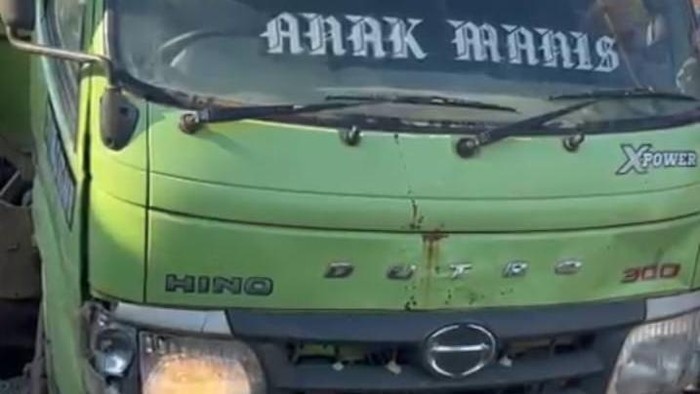 Sebuah dump truck mengalami rem blong menabrak dua sepeda motor di Morowali, mengakibatkan dua korban meninggal yakni ibu dan anaknya.