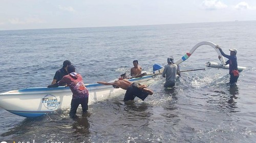 Nelayan bersama personel kepolisian saat mengevakuasi jukung dan nelayan yang ditabrak tugboat di perairan Tulamben, Kecamatan Kubu, Karangasem, Kamis (5/2/2026). (Dok. Polsek Kubu)