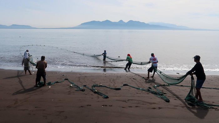 Sejumlah nelayan mengangkat perahunya usai mencari ikan di Pulau Santen, Banyuwangi, Jawa Timur, Kamis (5/2/2026). Kementerian Kelautan dan Perikanan (KKP) menargetkan produksi ikan Nasional pada periode Januari hingga maret 2026 mencapai 3,57 juta ton guna memastikan ketersediaan ikan selama bulan Ramadhan. ANTARA FOTO/Budi Candra Setya