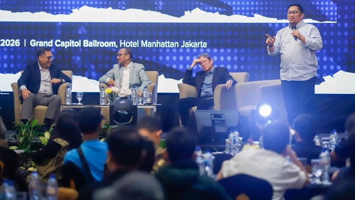 Seminar bertajuk “Catatan Awal Tahun Profesionalisme Penegakan Hukum dan Pengaruhnya terhadap Iklim Usaha” digelar di Jakarta dengan menghadirkan Hikmahanto Juwana, Abraham Samad, Anthony Budiawan, dan Feri Amsari sebagai pembicara.