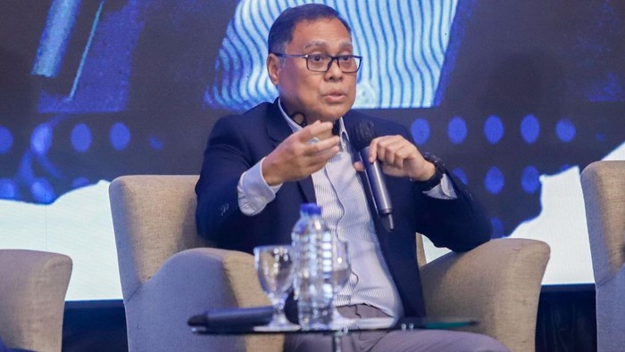 Seminar bertajuk Catatan Awal Tahun Profesionalisme Penegakan Hukum dan Pengaruhnya terhadap Iklim Usaha digelar di Jakarta dengan menghadirkan Hikmahanto Juwana, Abraham Samad, Anthony Budiawan, dan Feri Amsari sebagai pembicara.