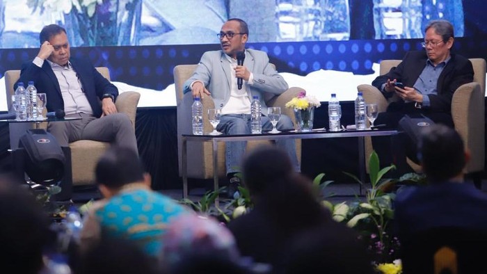 Seminar bertajuk “Catatan Awal Tahun Profesionalisme Penegakan Hukum dan Pengaruhnya terhadap Iklim Usaha” digelar di Jakarta dengan menghadirkan Hikmahanto Juwana, Abraham Samad, Anthony Budiawan, dan Feri Amsari sebagai pembicara.