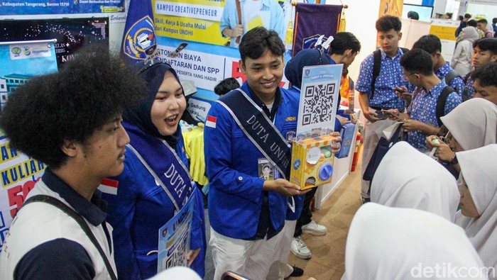 Pameran Pendidikan Tinggi Jakarta 2026 berlangsung di Balai Kartini, Jakarta Selatan, Kamis (5/2/2026). Beragam kampus terbaik hadir menyapa calon mahasiswa.