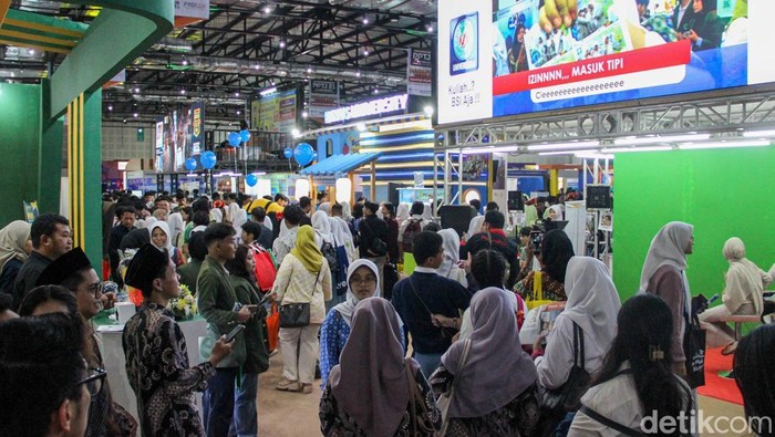 Pameran Pendidikan Tinggi Jakarta 2026 berlangsung di Balai Kartini, Jakarta Selatan, Kamis (5/2/2026). Beragam kampus terbaik hadir menyapa calon mahasiswa.