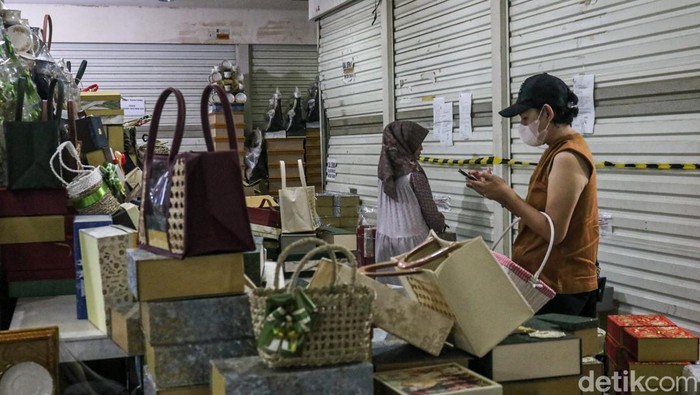 Permintaan parsel Imlek di kawasan Cikini, Jakarta Pusat, mulai meningkat seiring mendekatnya perayaan Tahun Baru Imlek. Sejumlah toko parsel terlihat ramai didatangi pembeli yang mencari bingkisan khas Imlek, baik parsel siap kirim maupun perlengkapan parsel untuk dirangkai sendiri, Rabu (5/2/2026).