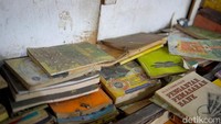 Ia menilai kebiasaan pembeli yang beralih ke toko online membuat lapak buku semakin sepi. Banyak orang memilih memesan dari rumah tanpa harus datang langsung ke pasar.
