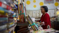 Pantauan detikJatim di lokasi, Kamis (5/2/2026), hanya dua pedagang buku yang tampak membuka lapak.