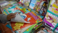 Namun di masa lalu, lokasi tersebut bukan penghalang. Pembeli tetap datang demi mencari buku pelajaran, bacaan, hingga koleksi langka dengan harga terjangkau