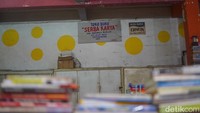 Deretan pedagang buku itu berada di lantai satu pasar, tepat di bawah tangga. Letaknya tak langsung terlihat dari pintu utama, tersembunyi di balik lalu lalang pengunjung pasar yang berburu kuliner dan kebutuhan harian.