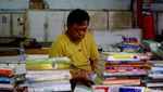 Pedagang Buku Pasar Blauran Bertahan di Tengah Sunyi