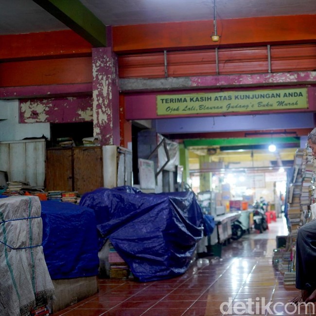 Pedagang Buku Pasar Blauran Bertahan di Tengah Sunyi