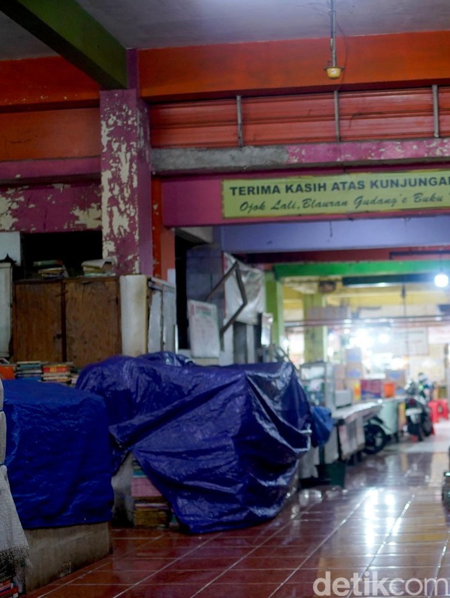 Pedagang Buku Pasar Blauran Bertahan di Tengah Sunyi