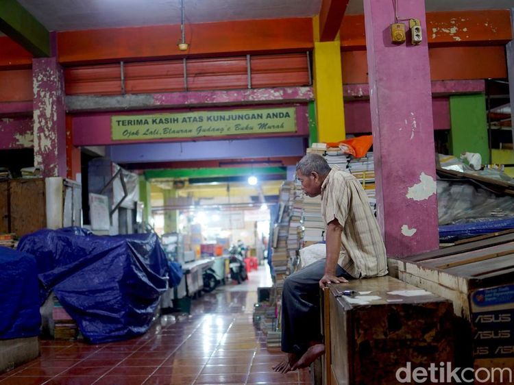Pedagang Buku Pasar Blauran Bertahan di Tengah Sunyi
