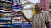 Kusdi (68), pedagang buku yang telah berjualan di kawasan Blauran selama lebih dari dua dekade. Ia menyebut aktivitas jual beli kini nyaris berhenti.