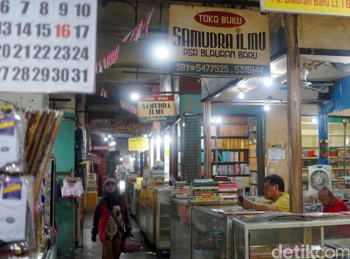 Pedagang Buku Pasar Blauran Bertahan di Tengah Sunyi