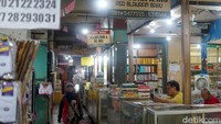 Pembeli datang sesekali, bahkan tak jarang satu hari berlalu tanpa transaksi.