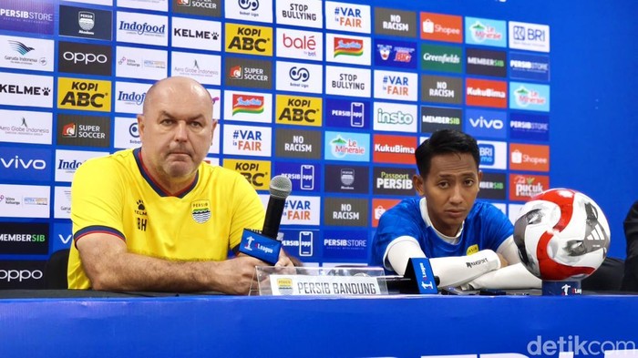Pelatih Persib Bojan Hodak dan Beckham Putra jelang laga melawan Malut United.