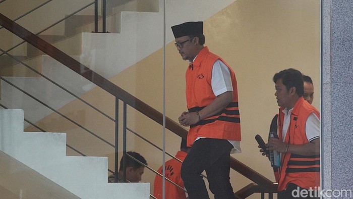 Tersangka kasus dugaan suap dan gratifikasi Ardito Wijaya (kanan) tiba untuk menjalani pemeriksaan perdana di Gedung Merah Putih KPK, Jakarta, Kamis (5/2/2026). KPK melakukan pemeriksaan lanjutan kepada Bupati Lampung Tengah periode 2025-2030 terkait
