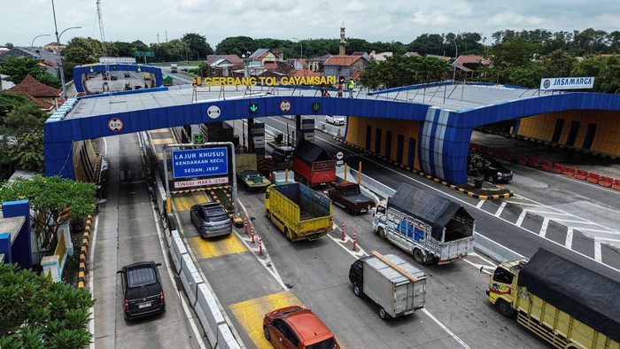 Foto udara sejumlah kendaraan melintas di Jalan Tol Trans Jawa ruas Tanjungmas-Srondol, Semarang, Jawa Tengah, Kamis (5/2/2026). Pemerintah menyiapkan anggaran senilai Rp12,83 triliun untuk paket stimulus ekonomi pada kuartal I-2026 yang mencakup potongan tarif jalan tol, diskon tiket transportasi, dan bantuan sosial selama periode Februari hingga Maret tahun 2026 untuk menggerakan perekonomian. ANTARA FOTO/Makna Zaezar