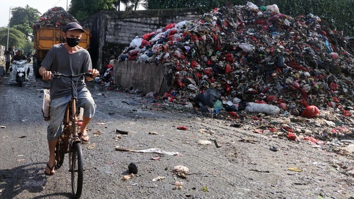 Foto udara petugas Dinas Lingkungan Hidup Kota Depok menggunakan alat berat untuk mengangkut sampah dari tempat pembuangan sementara di Kota Depok, Jawa Barat, Kamis (5/2/2026). Presiden Prabowo Subianto menegaskan komitmen pemerintah menangani sampah nasional secara serius serta terintegrasi, dan presiden menyampaikan rencana peluncuran Gerakan Indonesia ASRI (aman, sehat, resik, indah) sebagai gerakan nasional untuk menciptakan lingkungan yang bersih dan tertata. ANTARA FOTO/Yulius Satria Wijaya