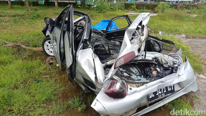 Penampakan Mobil Tertimpa Truk Kontainer di Pangkep Tewaskan Ayah-2 Anaknya