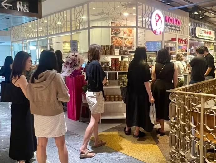 Penjual kedai kekar berotot