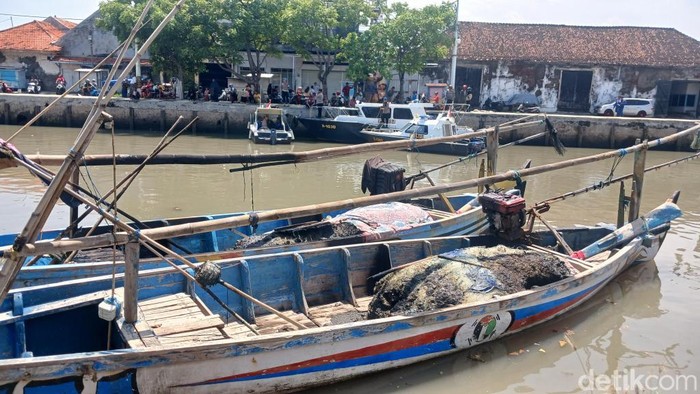 Kondisi Perahu yang Dibakar di Pelabuhan Pasuruan gegara Konflik Nelayan